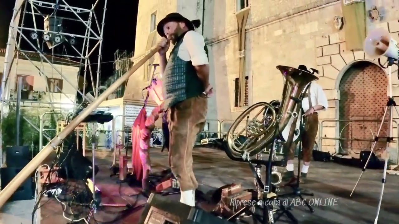 Gnuco Alpen Sgnapa Band durante l'Oktoberfest a Norcia
