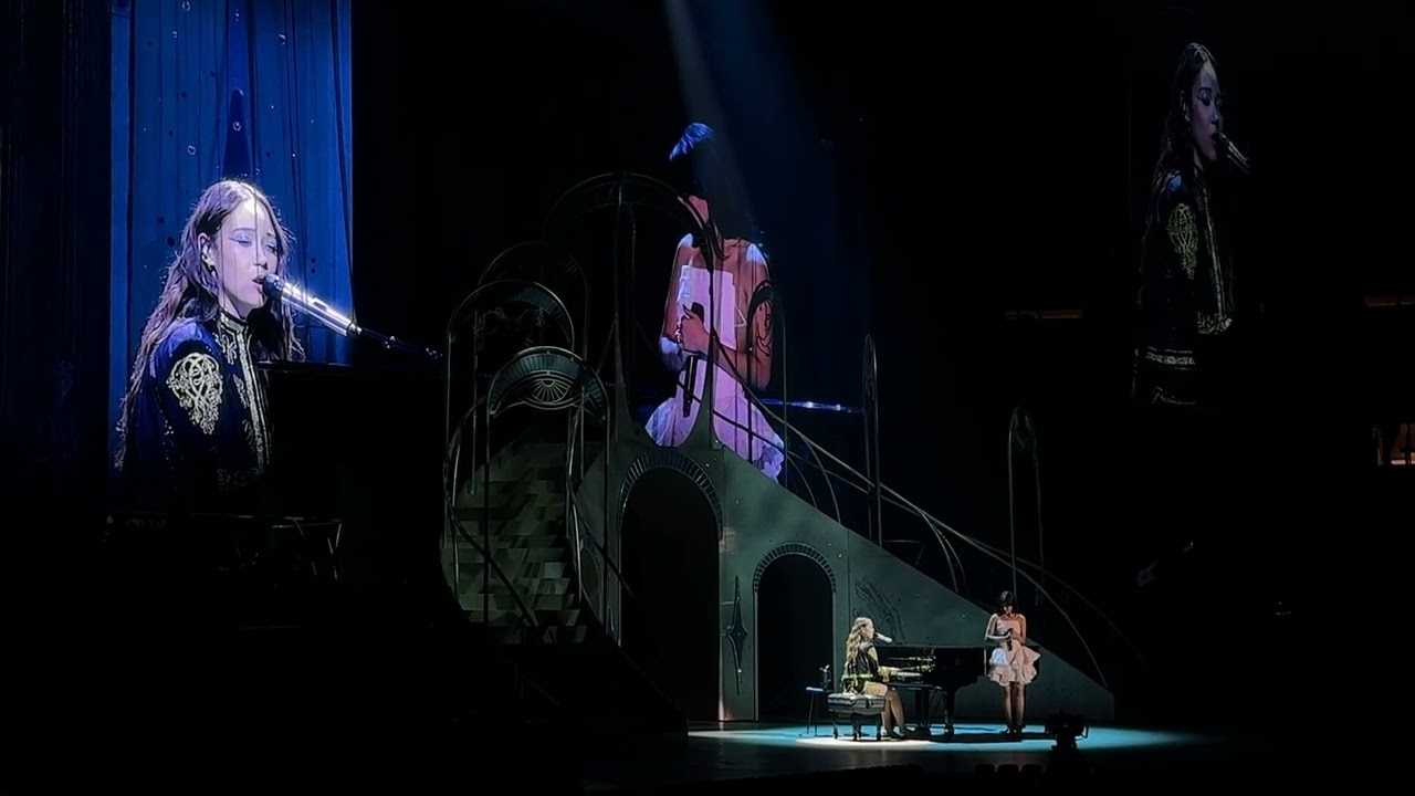 Laufey w Rachel Zegler - Goddess - 10/15/25 - Madison Square Garden - New York City, NY