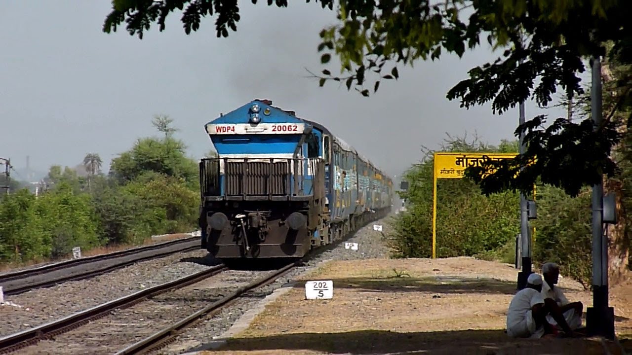 Aggressive LHF KJM WDP-4 smokes away with Mumbai bound Udyan Express!!