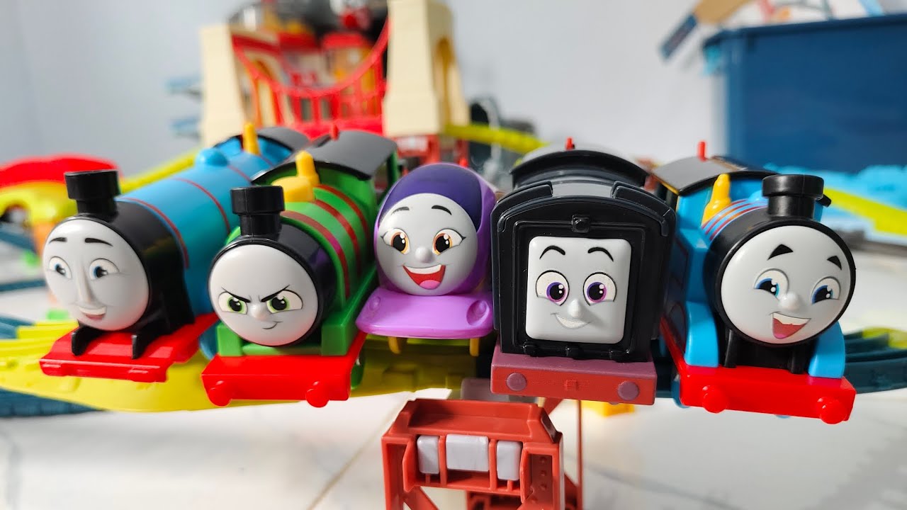 Mainan kereta api Thomas and friends mencari dan merakit kereta api Thomas dan bus tayo