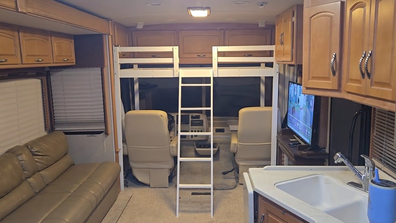 Кровать-чердак над кабиной в автодоме класса А