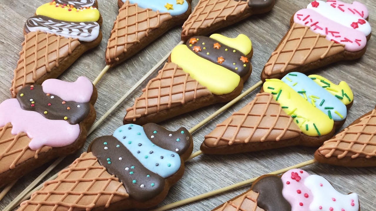 Gingerbread toppers in the form of ice cream