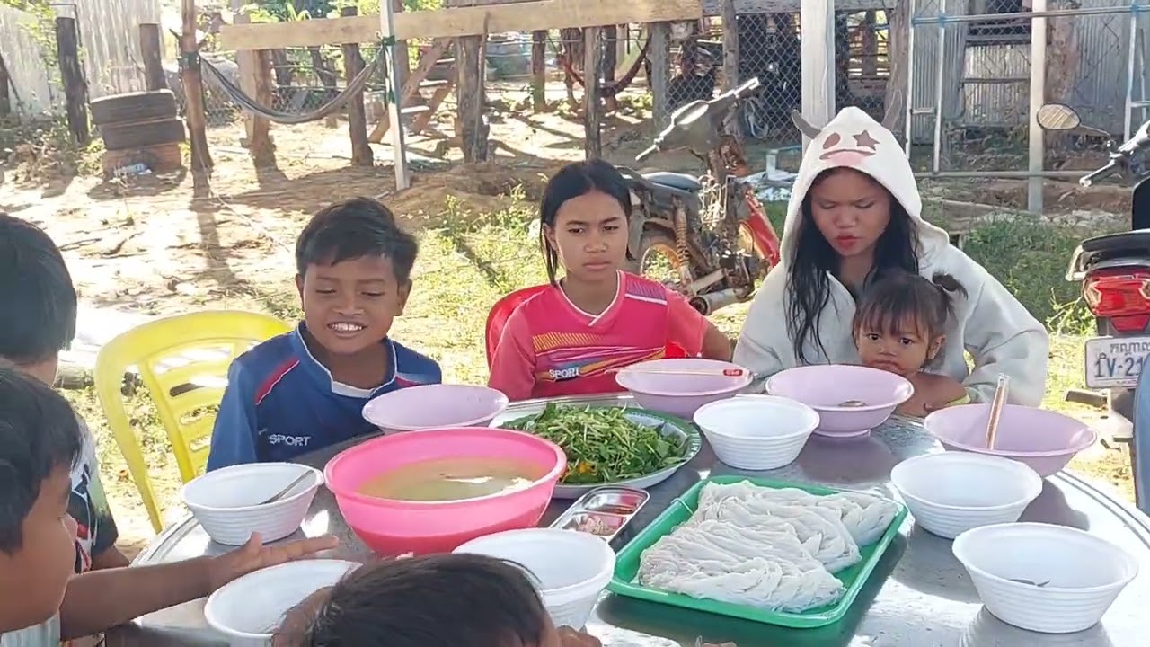 ខានជួបជុំបែបនេះយូហើយបងប្អូនថ្ងៃនេះហូបនំបញ្ចុកសាមគ្គីរួមគ្នាយ៉ាងឆ្ងាញ់ពិសា