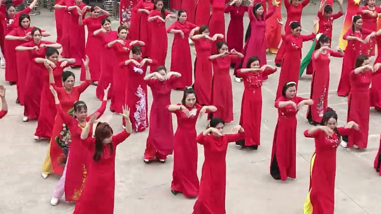 CLB phụ nữ thôn tè, nhảy dân vũ xã Nghĩa Phương,