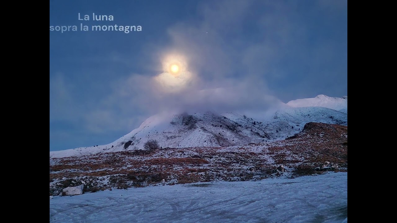 La luna sopra la montagna