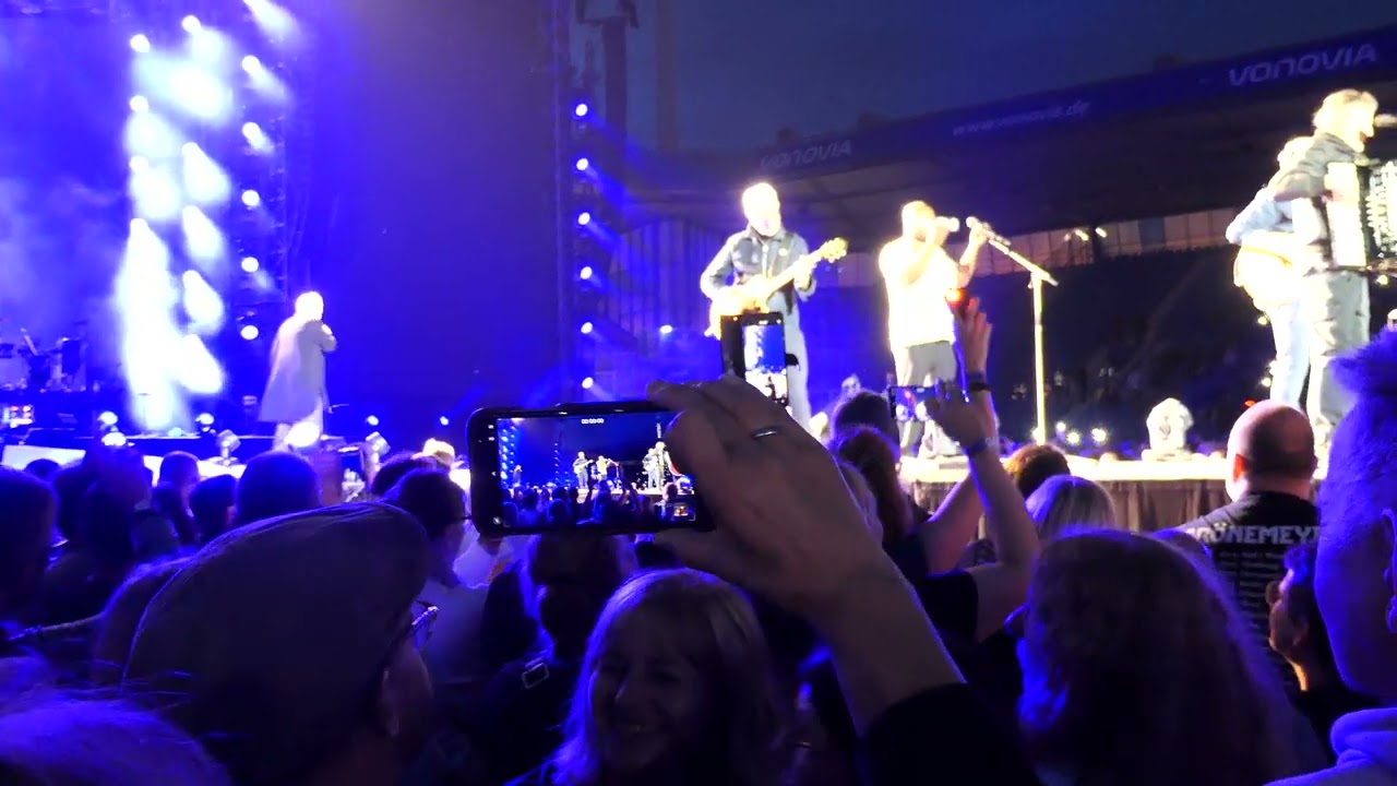 Herbert Grönemeyer live in Bochum am 15.06.24 - Land unter mit Sätzen auf  holländisch zu Beginn
