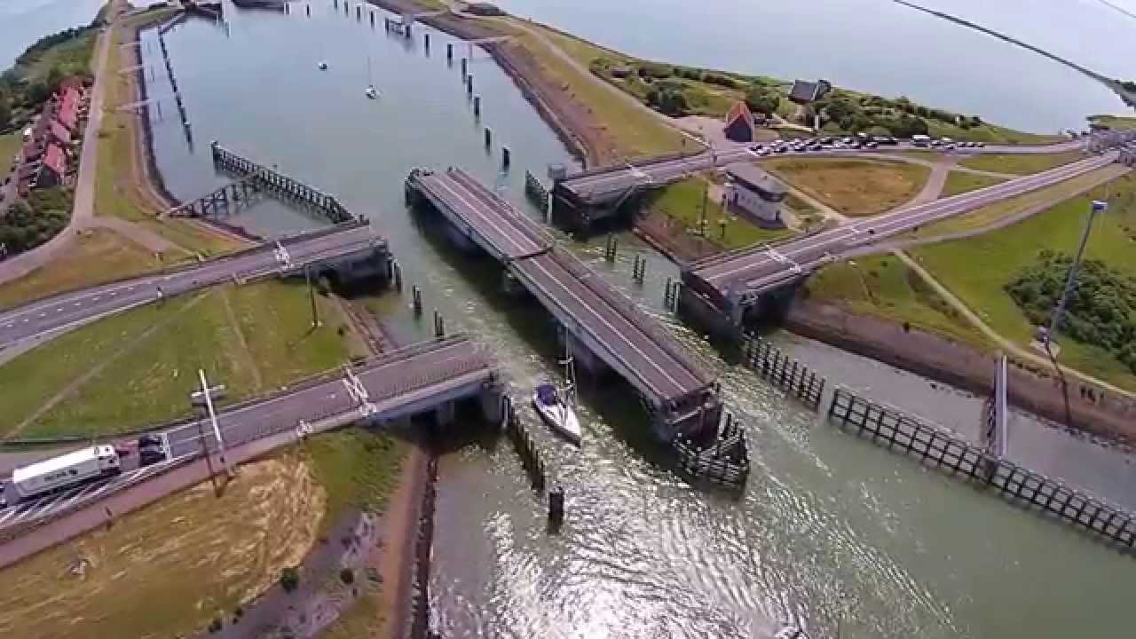 Opening en sluiten van de bruggen in de Afsluitdijk bij Kornwerderzand.