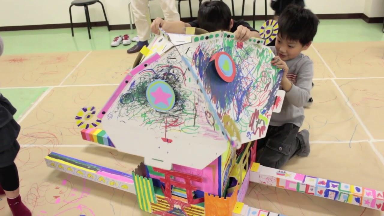 紙おみこし製作風景