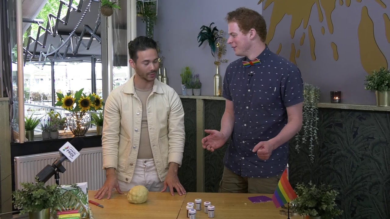 Cas Wolters bakt regenboogkoekjes