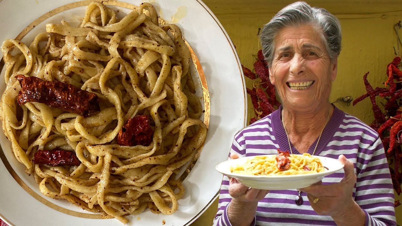 Enjoy Maria's garlic, chili pepper & olive oil dressed 'sthridhlja' pasta! | Pasta Grannies