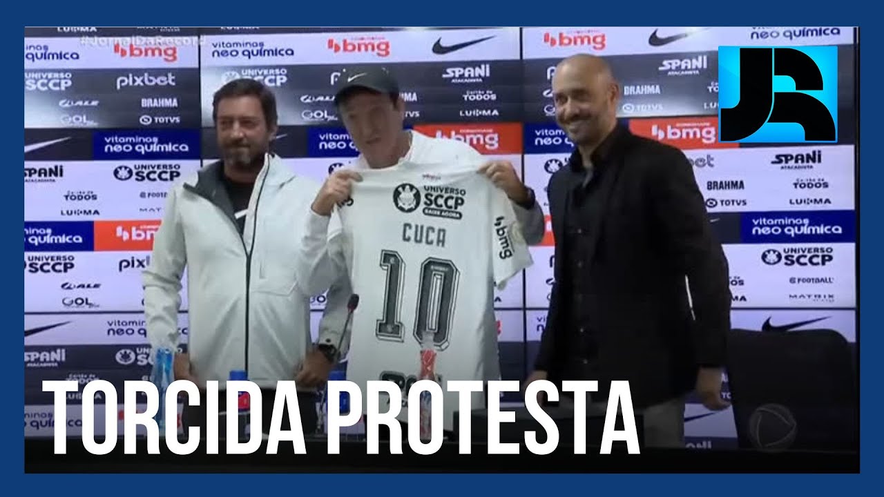 T&eacute;cnico Cuca &eacute; apresentado no Corinthians sob protestos de parte da torcida