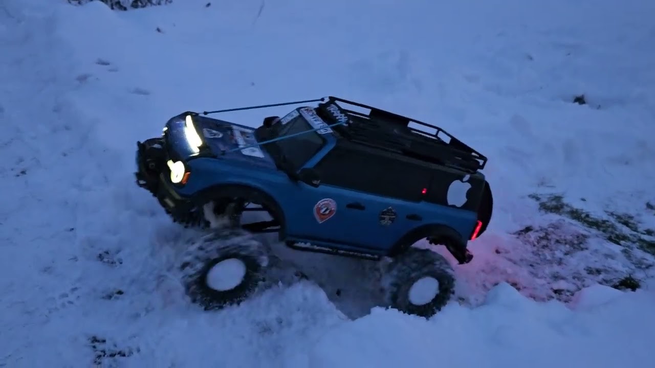 Traxxas Bronco, test nových kolies na snehu.