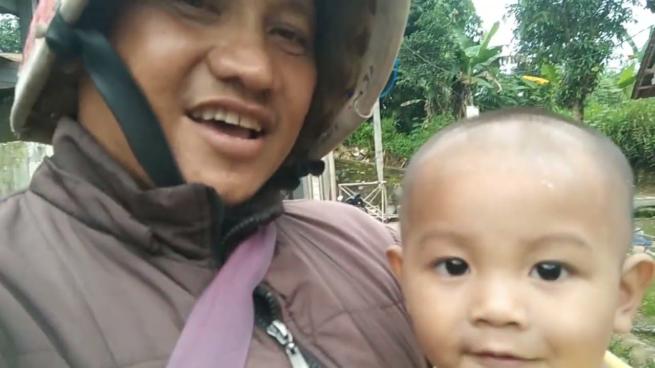 Ramai pembeli gaes..ibunya belanja kita ngasuh anaknya#tukangsayurkeliling.
