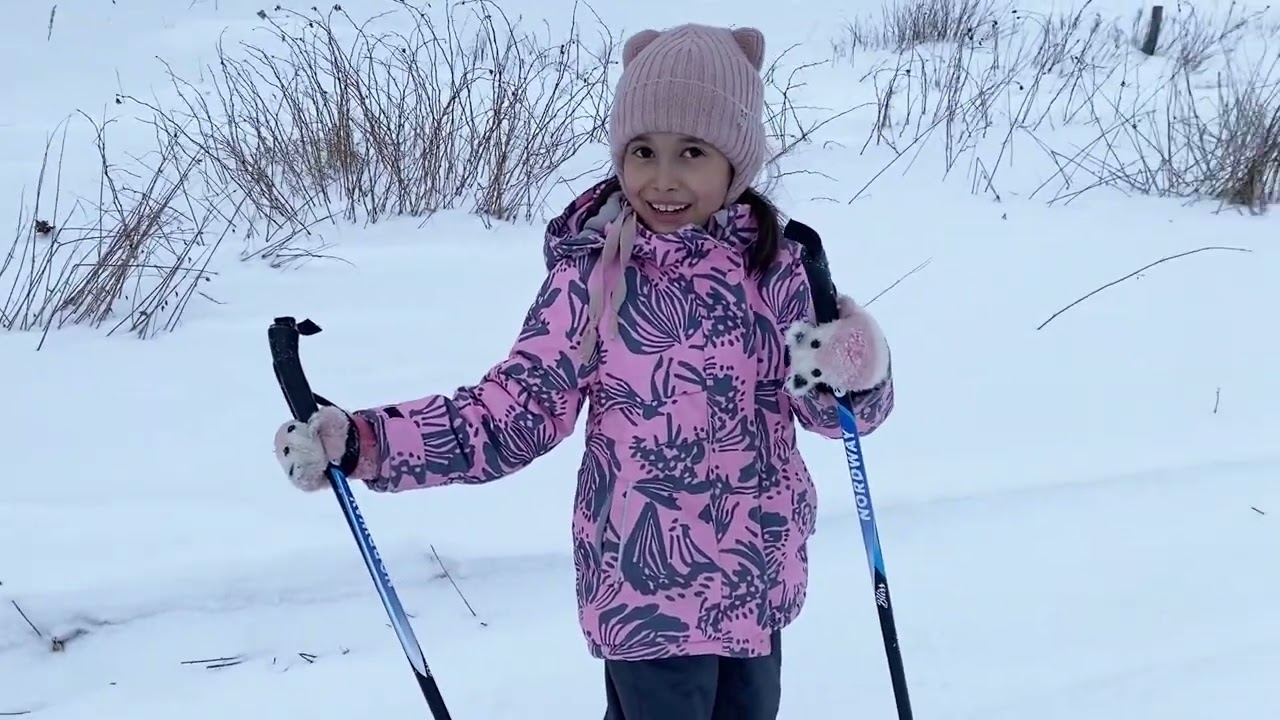 Амина учится кататься на лыжах 