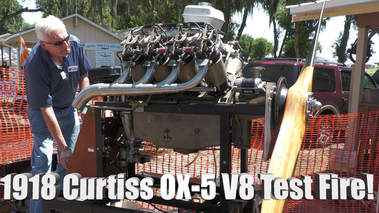 Запуск винтажного авиационного двигателя Curtiss OX5 V8 1918 года времён Первой мировой войны на ...