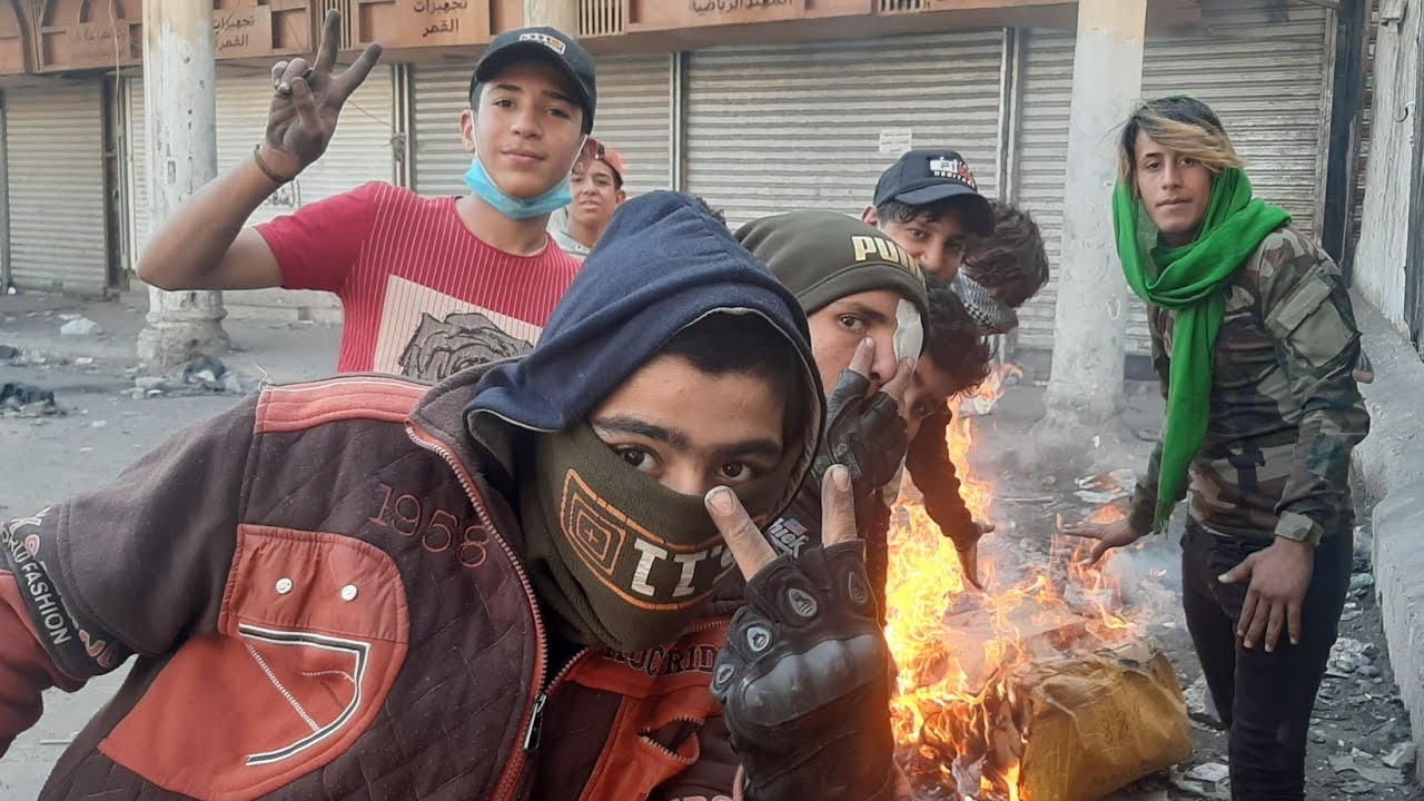 اطفال بعمر 10 سنوات ياخذون ساتر جسر الاحرار والله ابطال قاومو الشغب