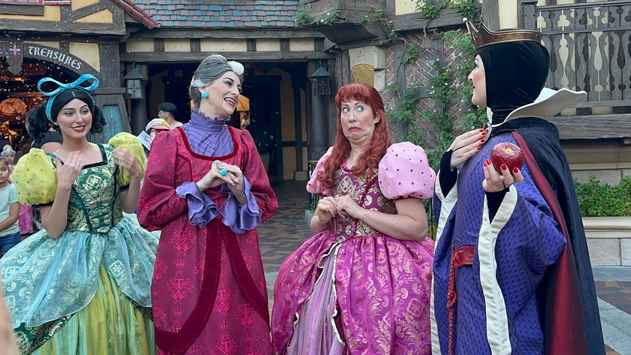 Avoiding the Evil Queen’s Poison Apple like the plague! // Disneyland