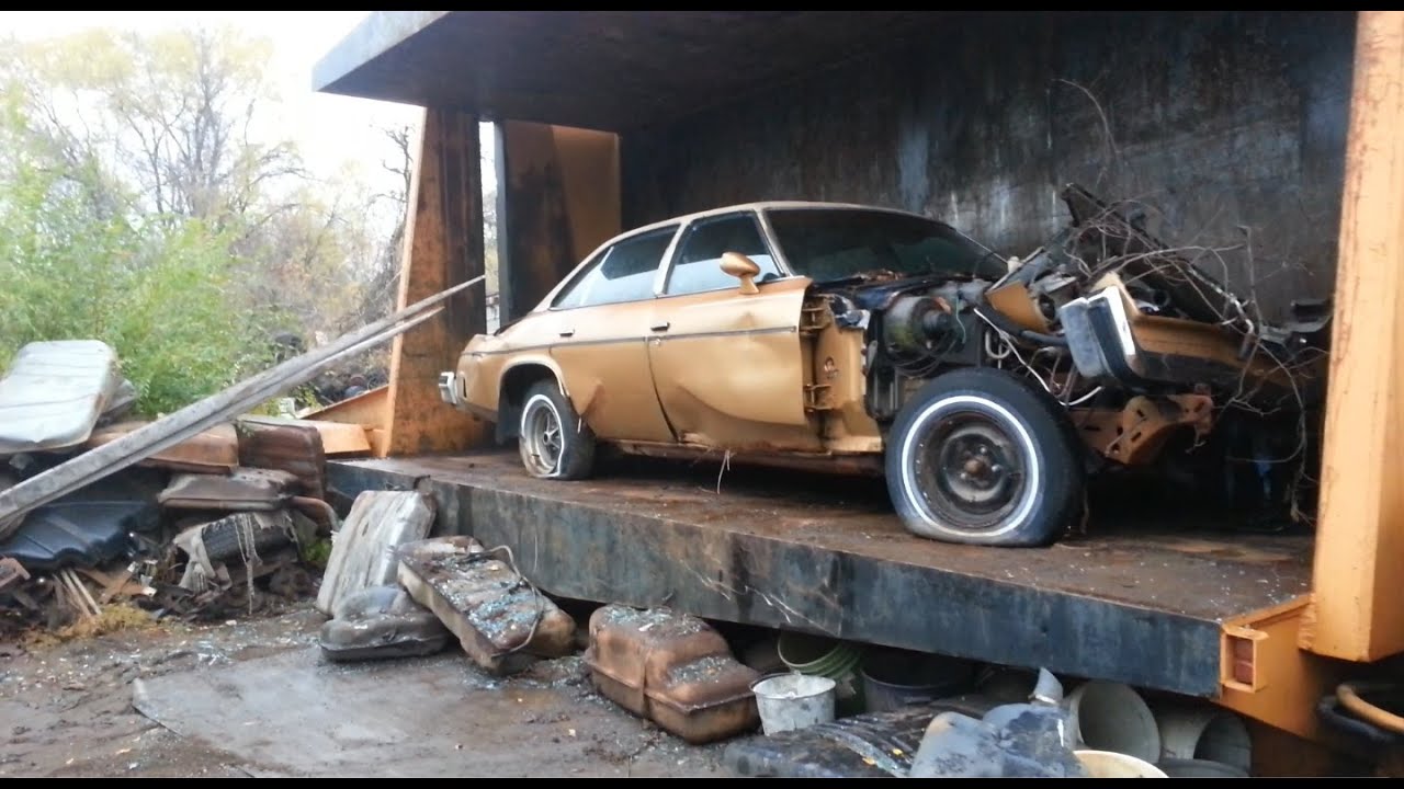 Car crusher crushing cars 16