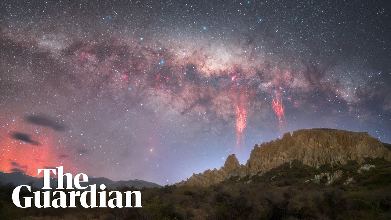 Photographer captures timelapse of 'red lightning' in New Zealand