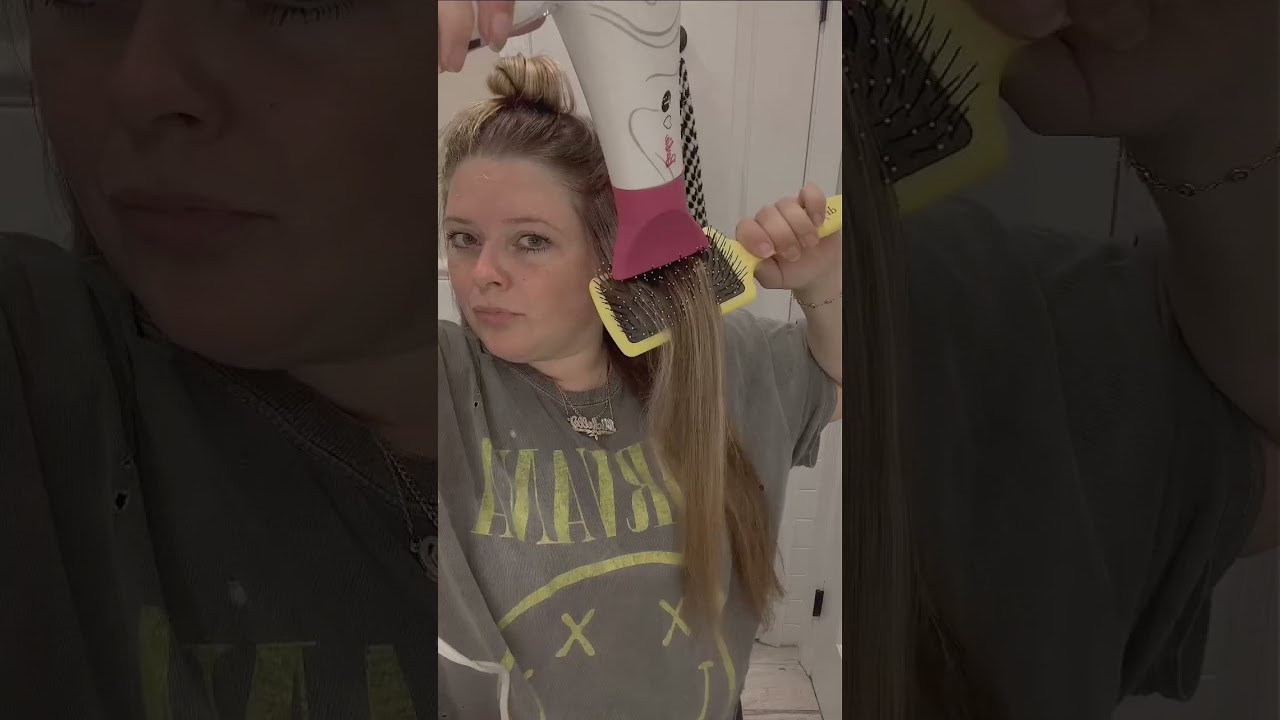 Who needs a flat iron when you have a paddle brush. #straighthair #blowdry #silkyhair #hairhacks