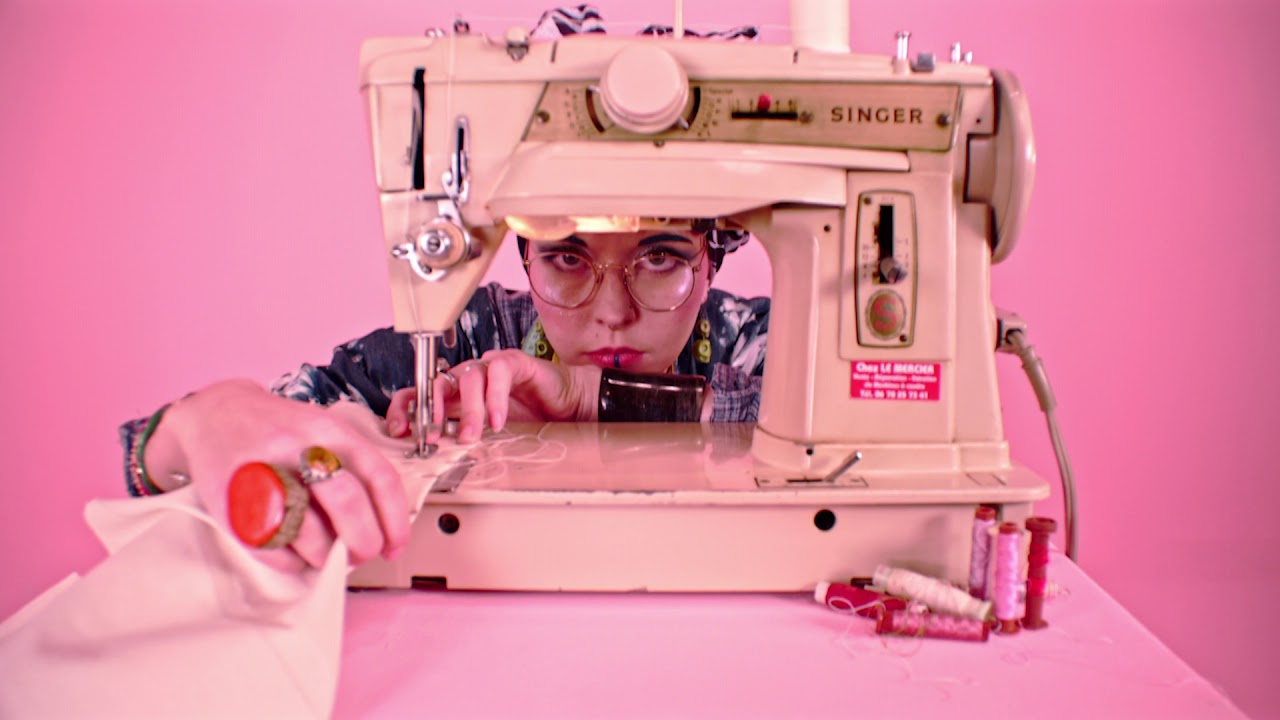 ADOPTE UN INTERMITTENT #8 - LA COSTUMIERE