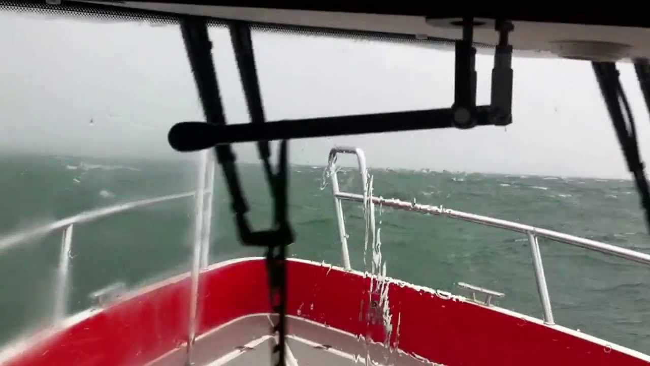 Paragon 25 SAR der Feuerwehr Wasserburg bei Windstärke 7 auf dem Bodensee