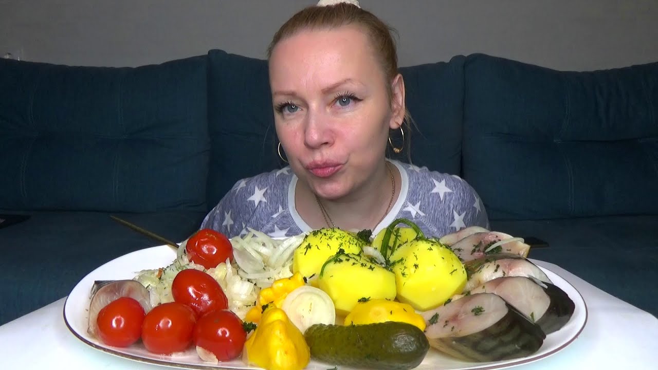 МУКБАНГ КАРТОШКА, СКУМБРИЯ ХОЛОДНОГО КОПЧЕНИЯ, СОЛЕНЬЯ, КВАШЕННАЯ КАПУСТА/Русский мукбанг/Не АСМР/