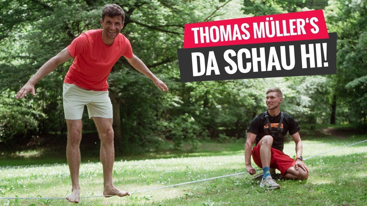 Fußball-Nationalspieler Thomas Müller auf der Slackline mit Weltrekordler Lukas Irmler