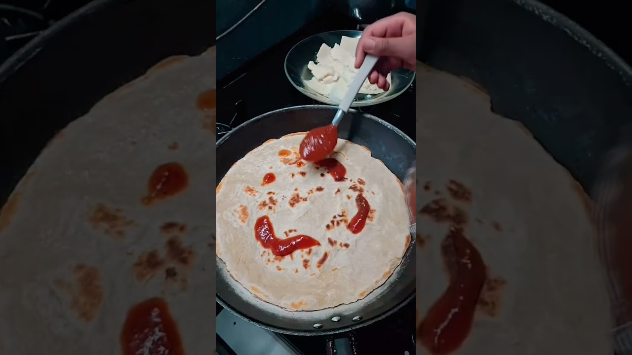 Minha criança fazendo sua pizza. 
