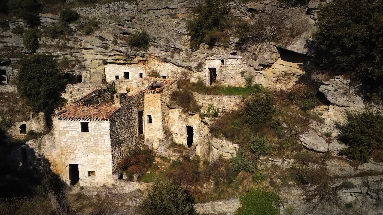 Village troglodyte du Barry  (Vaucluse)