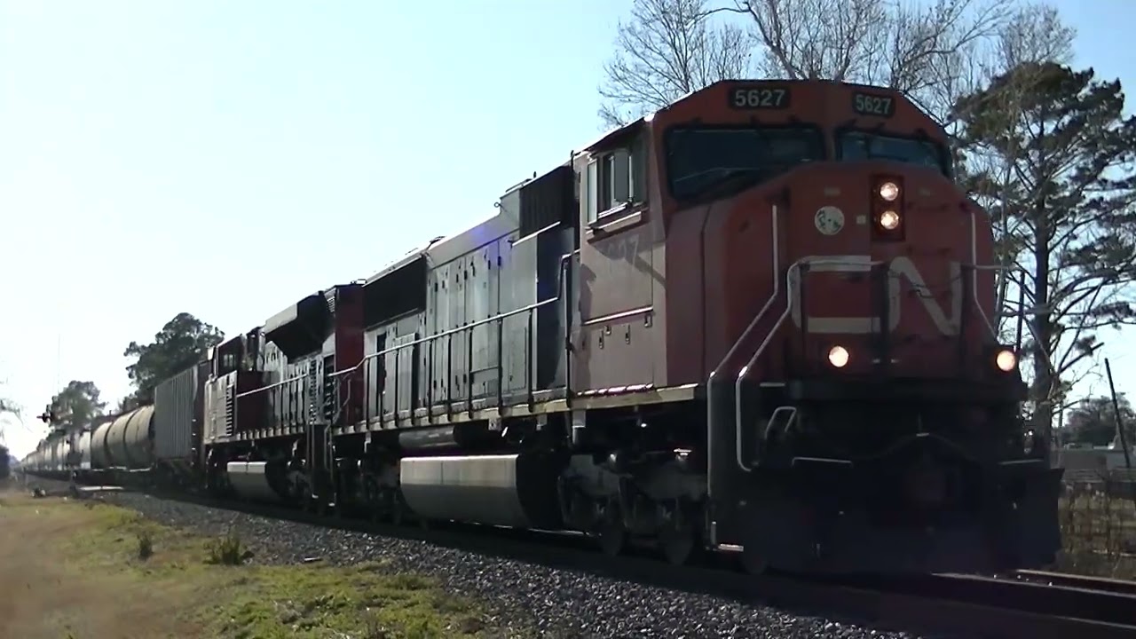CN L516 passes through Lutcher, LA