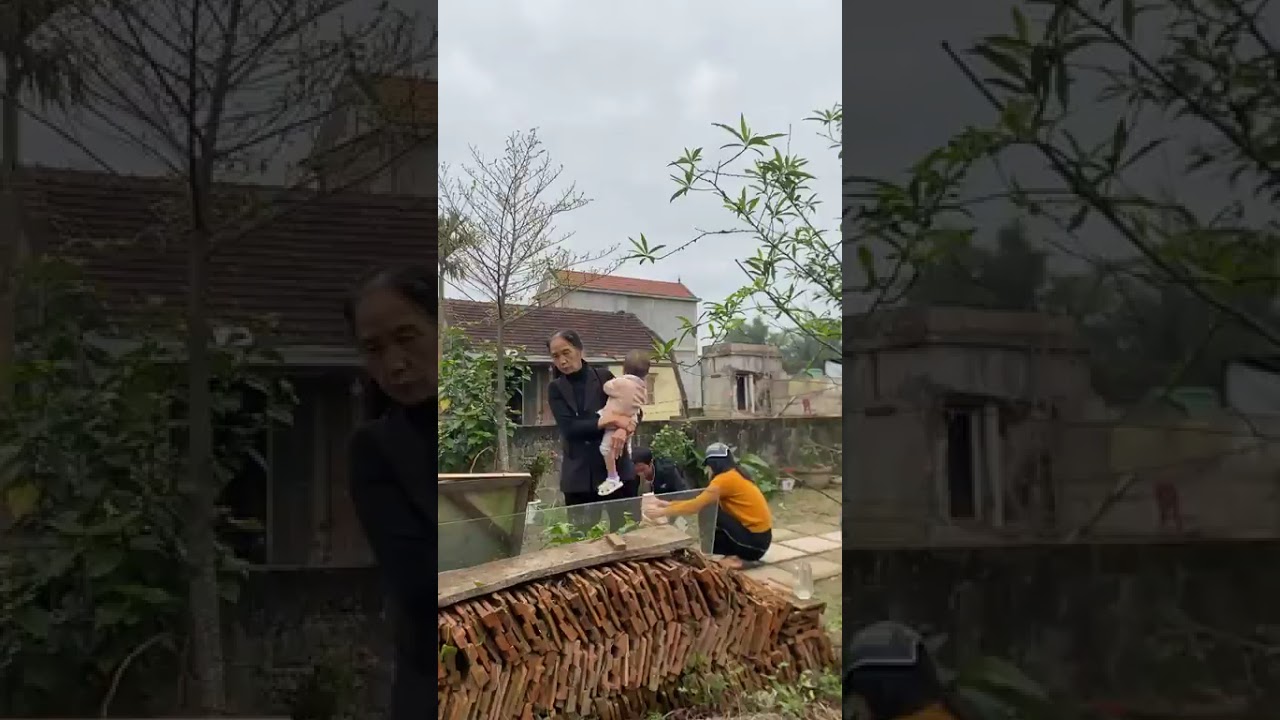 Anh em  họ Tôn Phi và Nguyễn Thị Diễm đang trồng cây.