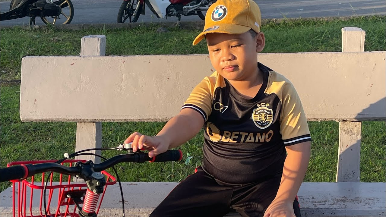 Bawa Affan main basikal dekat taman.