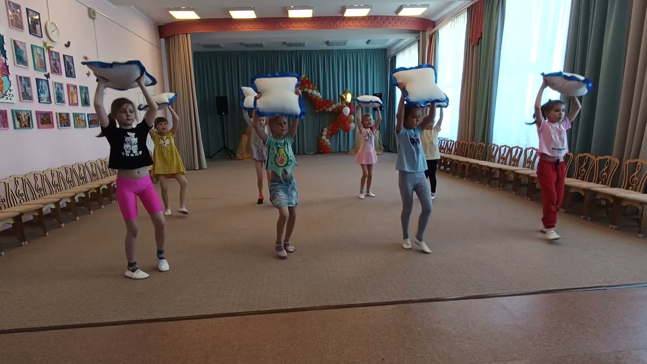 Танец с подушками на выпускной в детском саду