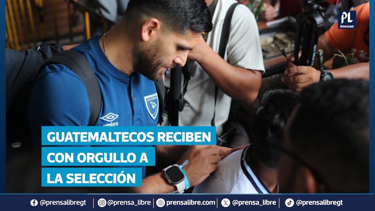 Aficionados reciben con orgullo en el Aeropuerto La Aurora a la Bicolor en su regreso a Guatemala