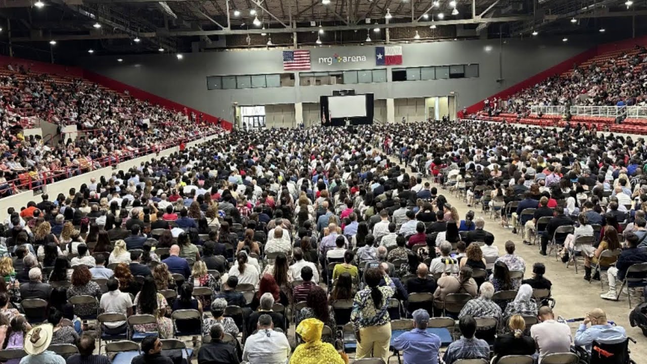Houston's largest-ever naturalization ceremony swears in more than 3,300 new citizens