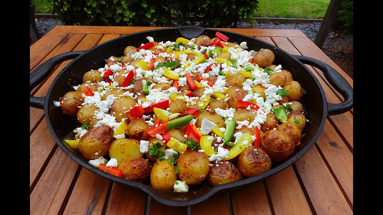 Bratkartoffeln - heute mal Griechisch und auch Vegetarisch! Gasgrill und Gusseisen Pfanne.