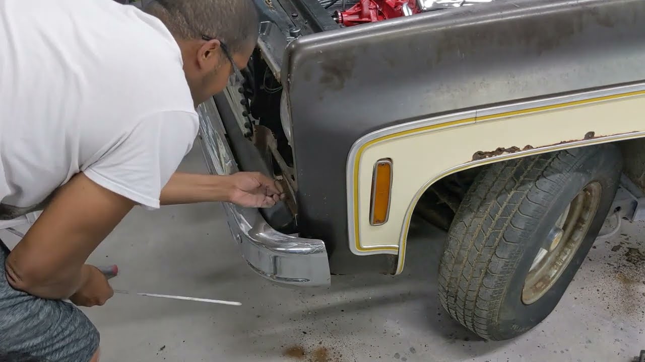КАК СНЯТЬ КРЫЛО С КВАДРАТНОГО КУЗОВА ГРУЗОВИКА CHEVY 73-87 Chevy C 10 GMC Cheyenne 3 колеса 1 бло...