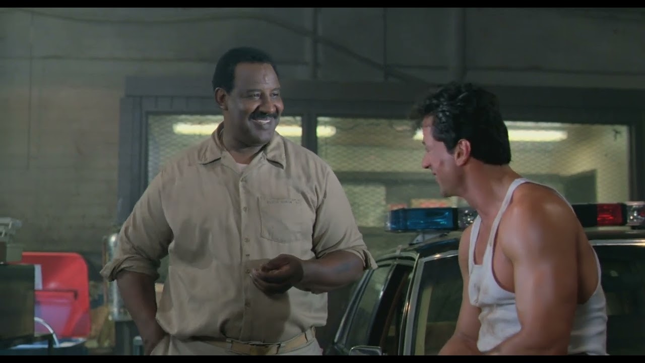 Haute S&eacute;curit&eacute;, sc&egrave;ne de Stallone et Frank McRae au garage, expliquant sa passion pour la m&eacute;canique