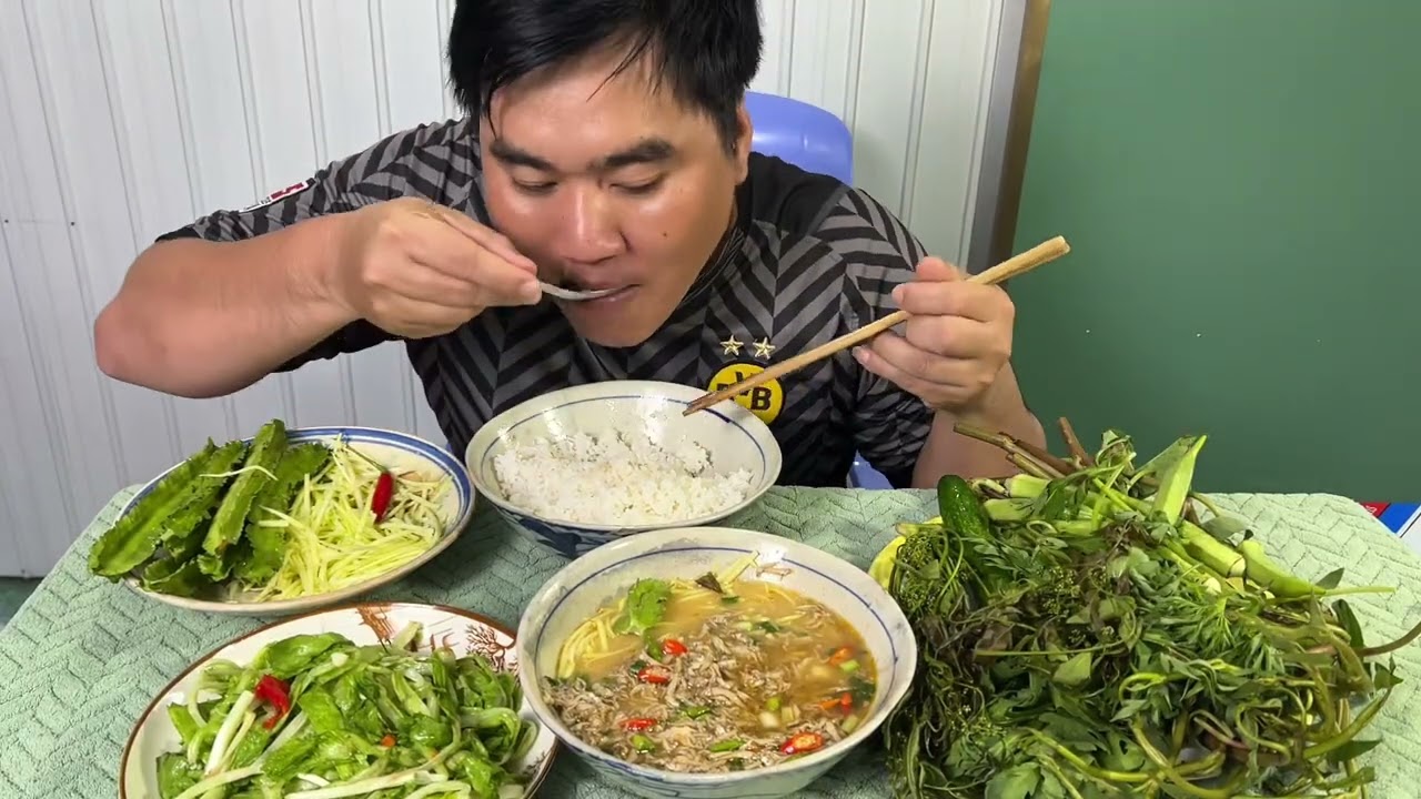 Cá cơm đầu mùa kho lat ăn với xoài bao với cải xà lách trộn giám đường | thánh sầu đâu