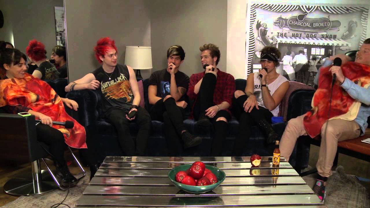 Why Did Ash Kiss Michael Backstage At 5SOS LA Gig?