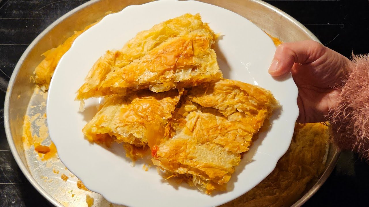 Si Të Bëjmë Byrek me Qepë dhe Domate. Receta Tradicionale!