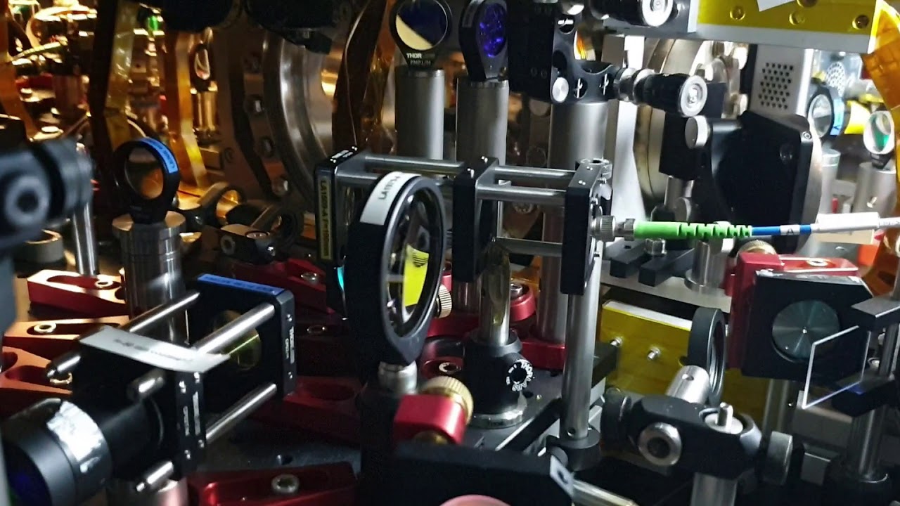Rodrigo Gonz&aacute;lez Escudero atom laser lab tour