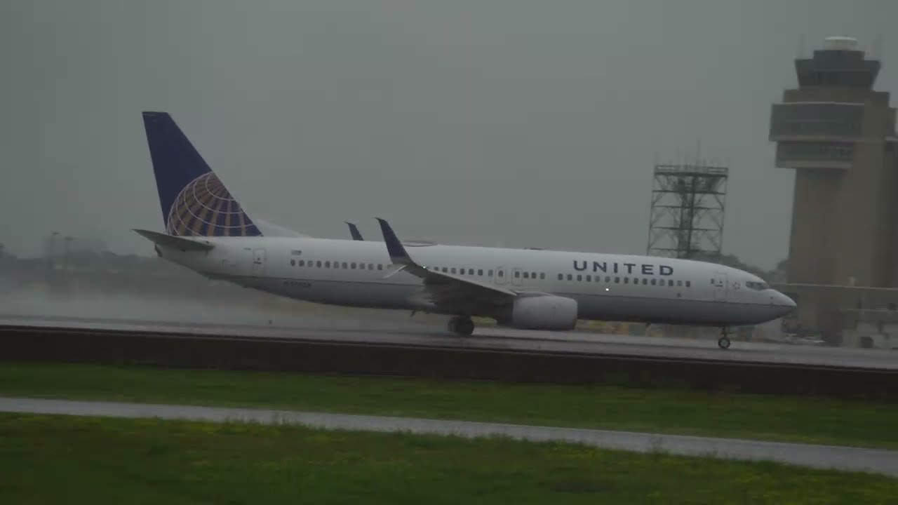 United 737-900 *rainy* takeoff from Minneapolis-St Paul International Airport 