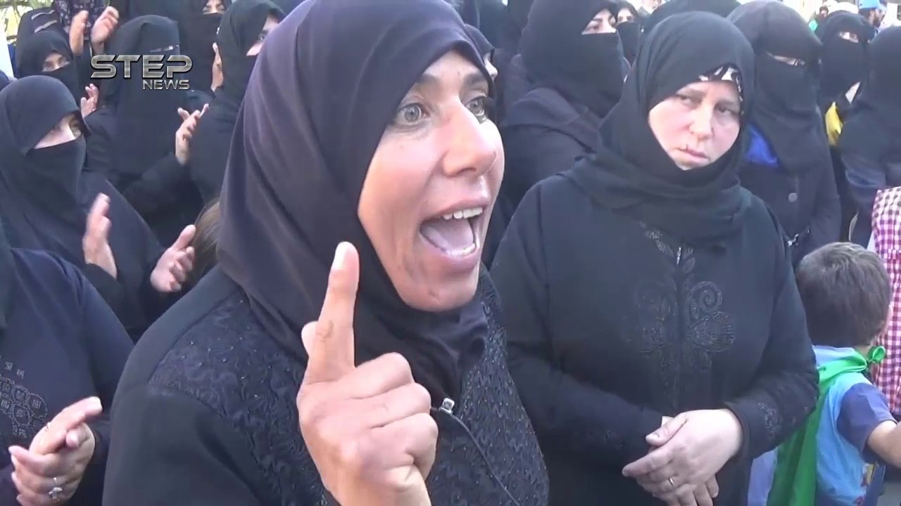 كلمات مؤثرة لإحدى الحرائر خلال مظاهرات مستمرة بمعرة النعمان ضد تحرير الشام