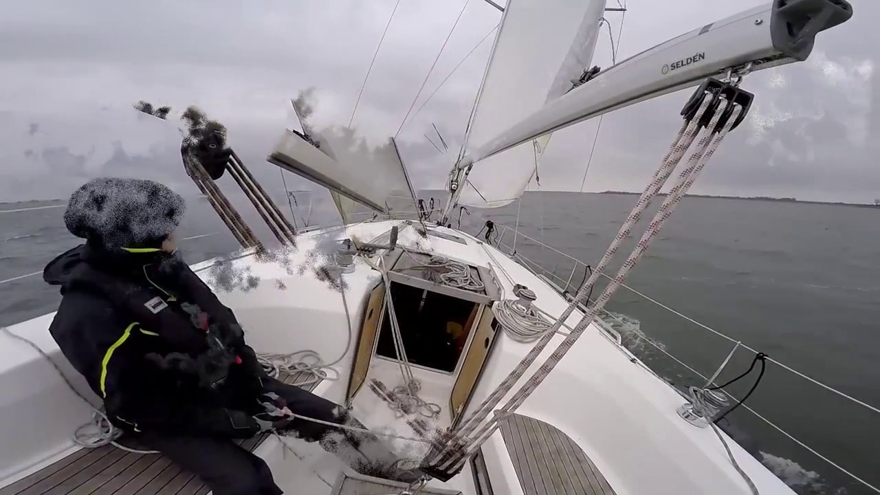 Bavaria 32 Cruiser with 4 to 5 Bft on Haringvliet