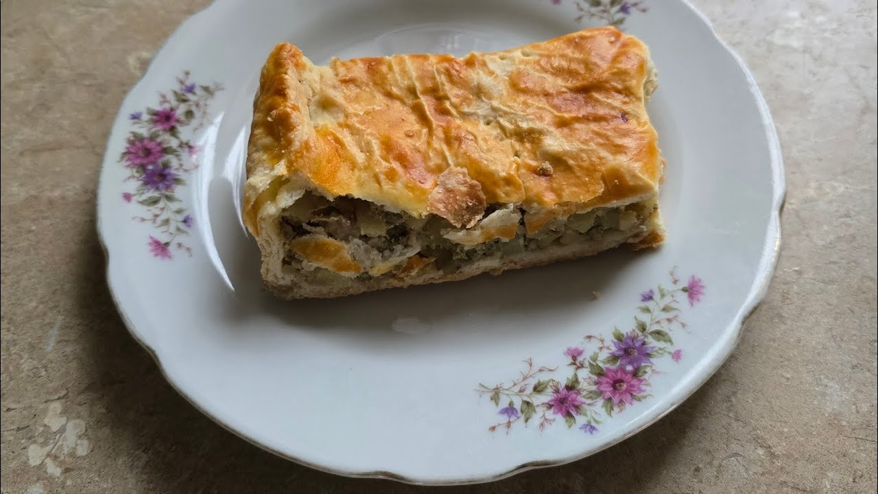 Мясной пирог из листового слоено дрожжевого теста с картофелем и луком.Тает во рту!