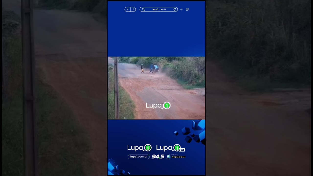Dois homens saem de dentro do matagal levando a moto da v&iacute;tima. Em pedreiras no Maranh&atilde;o