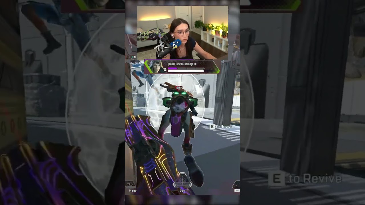 Insane R-99 Shots Impress Streamer - Twitch: TiffaJessi