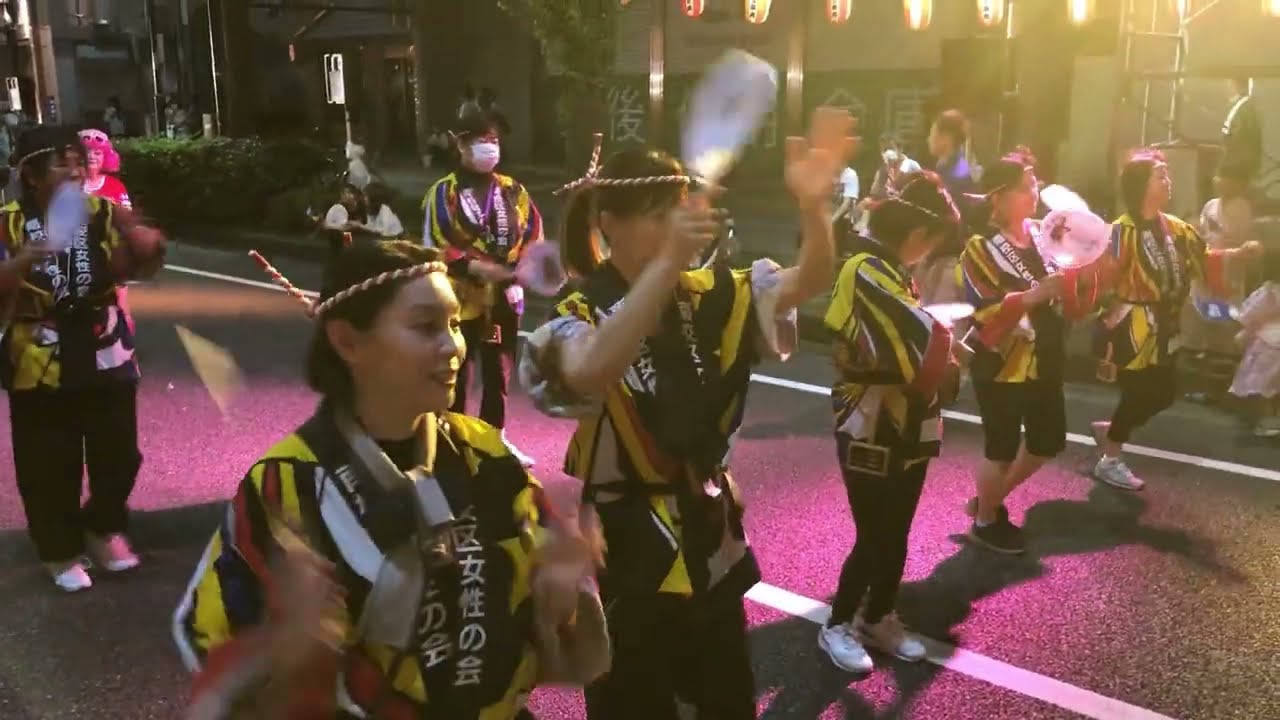 久留米市「１万人のそろばん総踊り」が８月４日、午後７：２０～から実施。明治通り内で、車両の進入制限、バスは昭和通り～西鉄電車久留米駅前の交差点経由で運行。多くの見物客でにぎわっていました。「水の祭典」